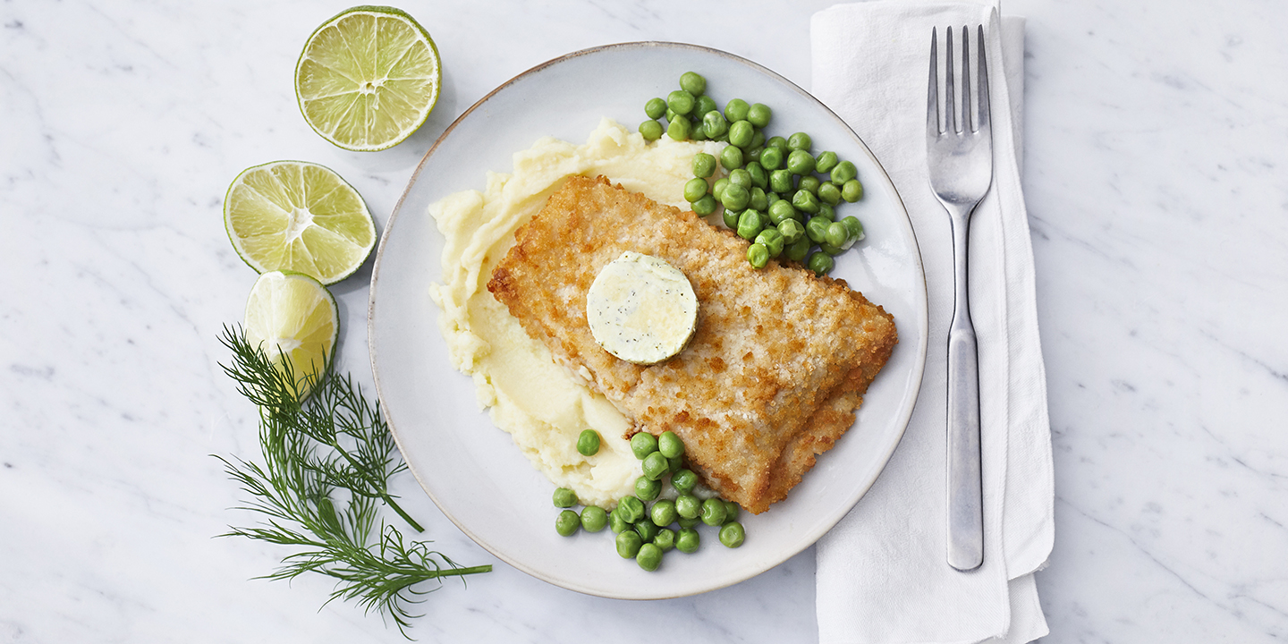 Paneroitu kalaleike muusin ja herneiden kera